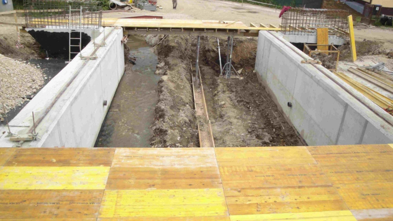 Referencie / ŽSR, Modernizácia železničnej trate Nové Mesto nad Váhom - Púchov, žkm 100,500 - 159,100 pre traťovú rýchlosť do 160 km/hod. - III. etapa, UČS 32 - 33.05 Tr. úsek Trenčín - Tr. Teplá, nový žel. most v nžkm 127,771 - foto Referencie / ŽSR, Modernizácia železničnej trate Nové Mesto nad Váhom - Púchov, žkm 100,500 - 159,100 pre traťovú rýchlosť do 160 km/hod. - III. etapa, UČS 32 - 33.05 Tr. úsek Trenčín - Tr. Teplá, nový žel. most v nžkm 127,771 - foto