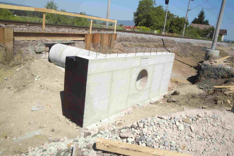 Referencie / ŽSR, Modernizácia železničnej trate Nové Mesto nad Váhom - Púchov, žkm 100,500 - 159,100 pre traťovú rýchlosť do 160 km/hod. - III. etapa, UČS 32 - 32.56 Tr. úsek Trenčín - Tr. Teplá, priepust v nžkm 128,929 - foto Referencie / ŽSR, Modernizácia železničnej trate Nové Mesto nad Váhom - Púchov, žkm 100,500 - 159,100 pre traťovú rýchlosť do 160 km/hod. - III. etapa, UČS 32 - 32.56 Tr. úsek Trenčín - Tr. Teplá, priepust v nžkm 128,929 - foto