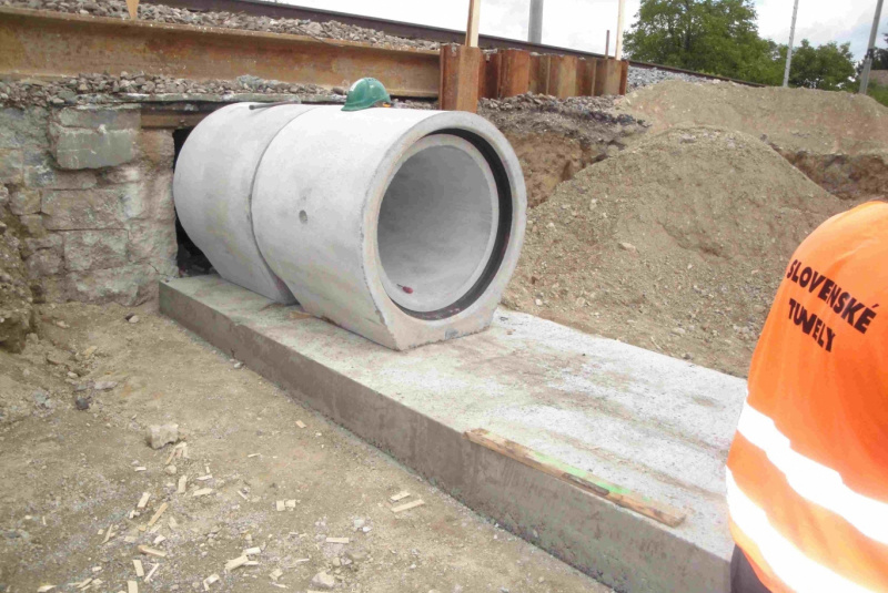 Referencie / ŽSR, Modernizácia železničnej trate Nové Mesto nad Váhom - Púchov, žkm 100,500 - 159,100 pre traťovú rýchlosť do 160 km/hod. - III. etapa, UČS 32 - 32.56 Tr. úsek Trenčín - Tr. Teplá, priepust v nžkm 128,929 - foto Referencie / ŽSR, Modernizácia železničnej trate Nové Mesto nad Váhom - Púchov, žkm 100,500 - 159,100 pre traťovú rýchlosť do 160 km/hod. - III. etapa, UČS 32 - 32.56 Tr. úsek Trenčín - Tr. Teplá, priepust v nžkm 128,929 - foto