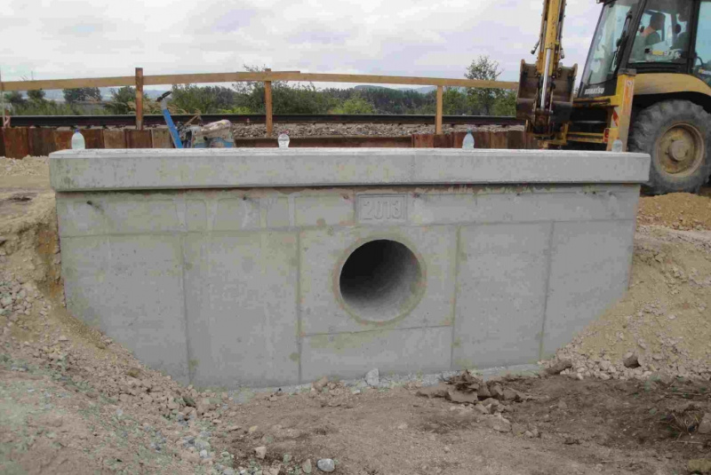 Referencie / ŽSR, Modernizácia železničnej trate Nové Mesto nad Váhom - Púchov, žkm 100,500 - 159,100 pre traťovú rýchlosť do 160 km/hod. - III. etapa, UČS 32 - 32.56 Tr. úsek Trenčín - Tr. Teplá, priepust v nžkm 128,929 - foto Referencie / ŽSR, Modernizácia železničnej trate Nové Mesto nad Váhom - Púchov, žkm 100,500 - 159,100 pre traťovú rýchlosť do 160 km/hod. - III. etapa, UČS 32 - 32.56 Tr. úsek Trenčín - Tr. Teplá, priepust v nžkm 128,929 - foto