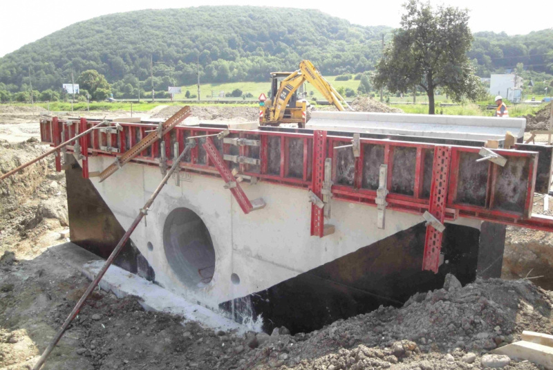 Referencie / ŽSR, Modernizácia železničnej trate Nové Mesto nad Váhom - Púchov, žkm 100,500 - 159,100 pre traťovú rýchlosť do 160 km/hod. - III. etapa, UČS 32 - 32.52 Tr. úsek Trenčín - Tr. Teplá, priepust v nžkm 126,066 - foto Referencie / ŽSR, Modernizácia železničnej trate Nové Mesto nad Váhom - Púchov, žkm 100,500 - 159,100 pre traťovú rýchlosť do 160 km/hod. - III. etapa, UČS 32 - 32.52 Tr. úsek Trenčín - Tr. Teplá, priepust v nžkm 126,066 - foto