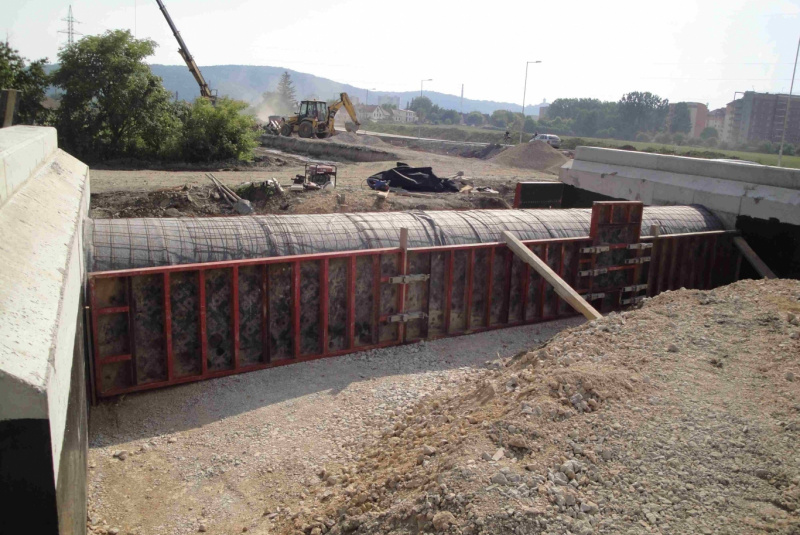  Referencie / ŽSR, Modernizácia železničnej trate Nové Mesto nad Váhom - Púchov, žkm 100,500 - 159,100 pre traťovú rýchlosť do 160 km/hod. - III. etapa, UČS 32 - 32.52 Tr. úsek Trenčín - Tr. Teplá, priepust v nžkm 126,066  - foto