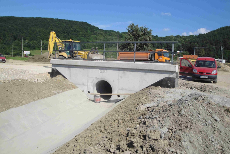 Referencie / ŽSR, Modernizácia železničnej trate Nové Mesto nad Váhom - Púchov, žkm 100,500 - 159,100 pre traťovú rýchlosť do 160 km/hod. - III. etapa, UČS 32 - 32.52 Tr. úsek Trenčín - Tr. Teplá, priepust v nžkm 126,066 - foto Referencie / ŽSR, Modernizácia železničnej trate Nové Mesto nad Váhom - Púchov, žkm 100,500 - 159,100 pre traťovú rýchlosť do 160 km/hod. - III. etapa, UČS 32 - 32.52 Tr. úsek Trenčín - Tr. Teplá, priepust v nžkm 126,066 - foto